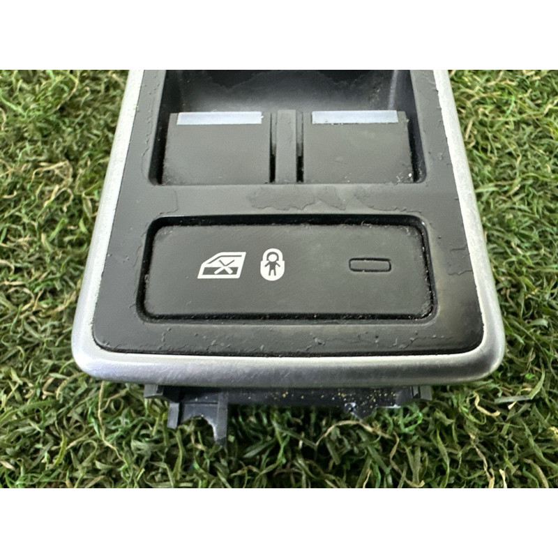 Блок кнопок склопідйомників (электрика / кнопки) LAND ROVER Range Rover L405 2014 5.0 LR066075