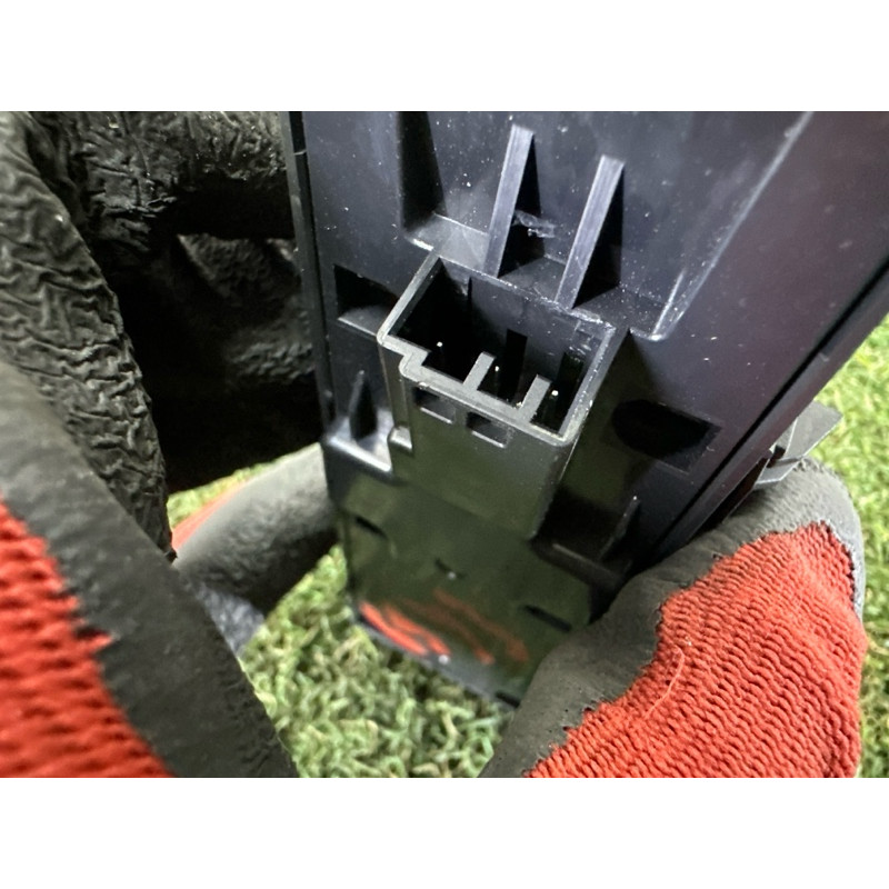 Блок кнопок склопідйомників (электрика / кнопки) LAND ROVER Range Rover L405 2014 5.0 LR066075