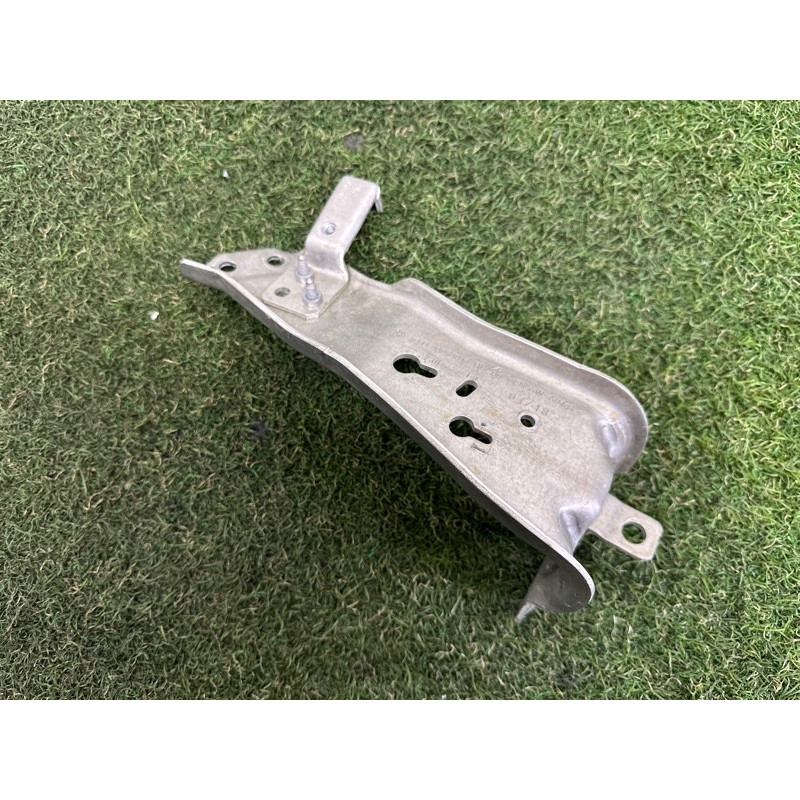 Кронштейн радиатора (кузов и элементы) BMW X1 F48 2018 2.0 51117301585