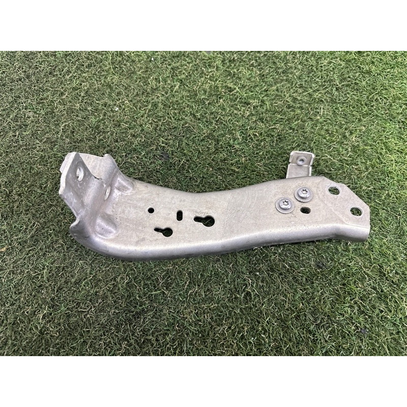 Кронштейн радиатора (кузов и элементы) BMW X1 F48 2018 2.0 51117301585