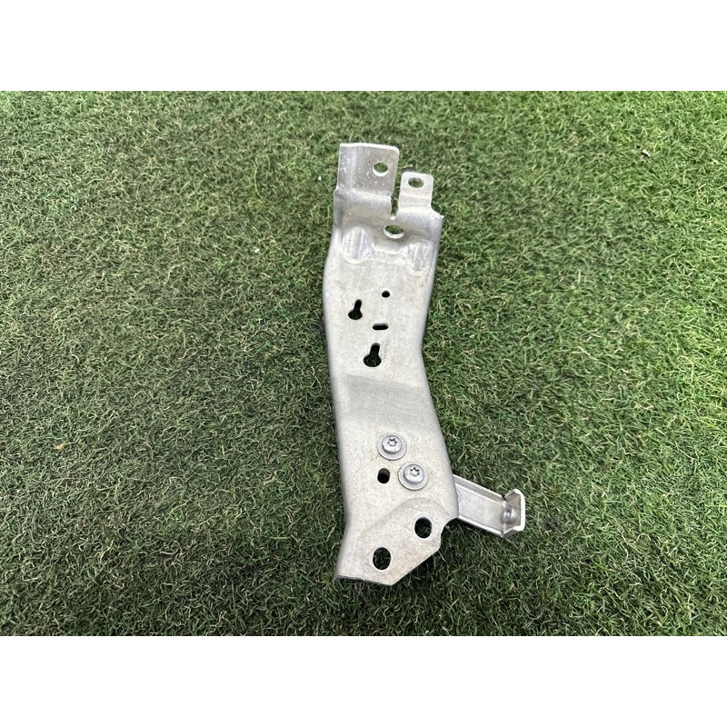 Кронштейн радиатора (кузов и элементы) BMW X1 F48 2018 2.0 51117301585