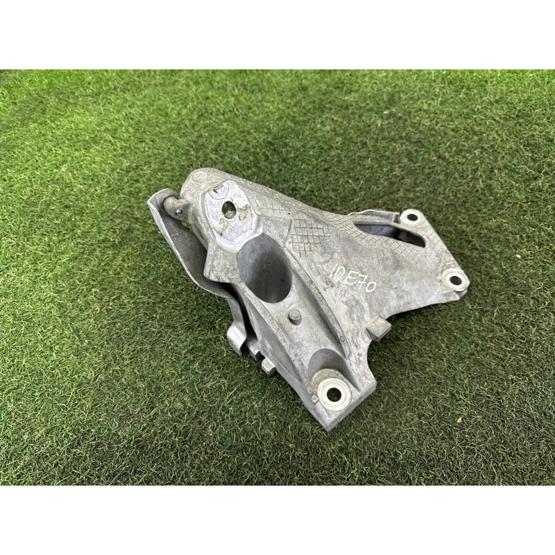 Кронштейн подушки двигателя (кронштейны двигателя) BMW X5 E70 2011 3.0 22116797920