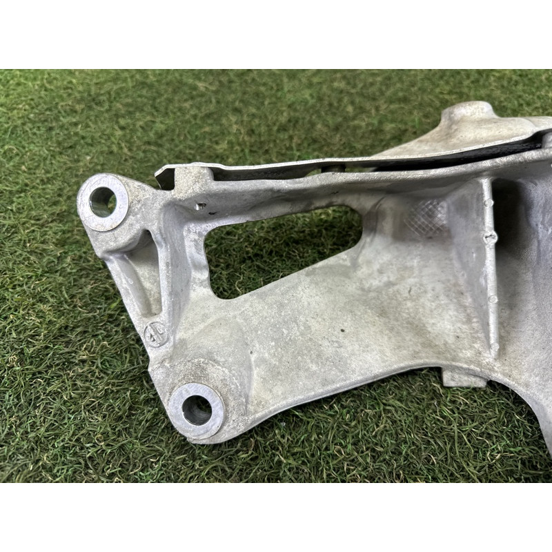 Кронштейн подушки двигателя (кронштейны двигателя) BMW X5 E70 2011 3.0 22116797920