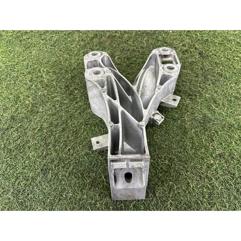 Кронштейн подушки двигателя (кронштейны двигателя) BMW X5 E70 2011 3.0 22116778331