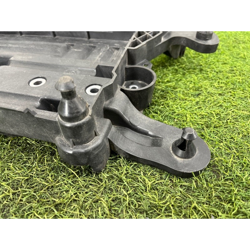 Підставка акумулятора (кузов и элементы) Volkswagen Golf 7 2.0 5Q0915331J