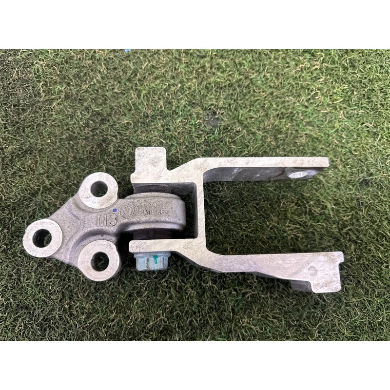 Кронштейн подушки двигателя (кронштейны двигателя) Nissan Rogue T33 2022 1.5 KR15DDT 113326RC0A