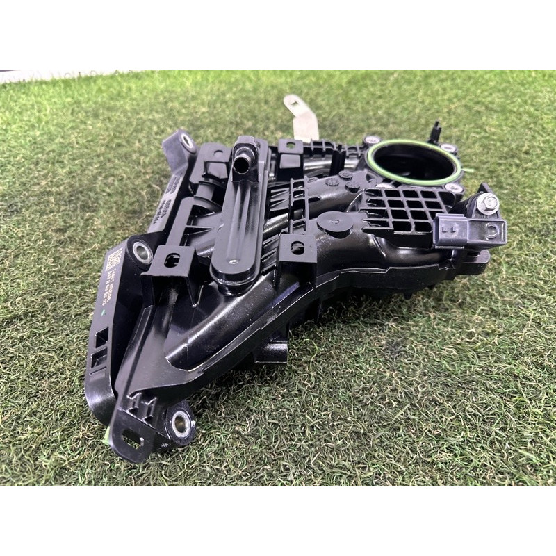 Впускний колектор (подача палива) Nissan Rogue T33 2022 1.5 KR15DDT 140016RR0A