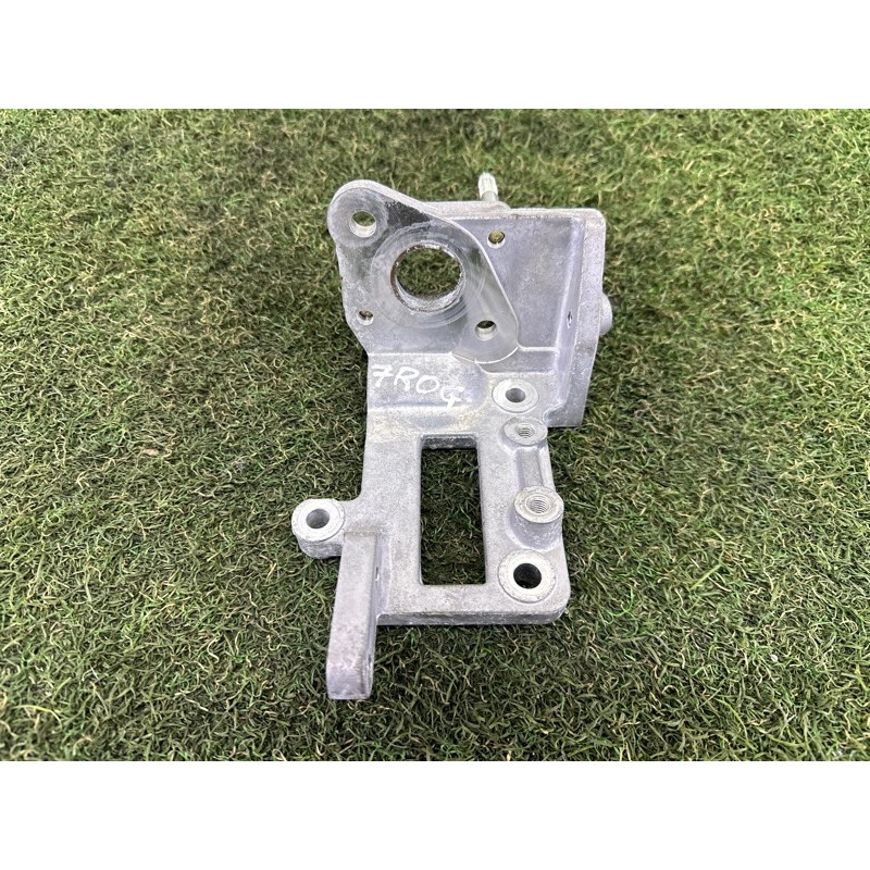 Кронштейн радиатора EGR (кронштейны двигателя) Nissan Rogue T33 2021 2.5 PR25DD 147176CA1A
