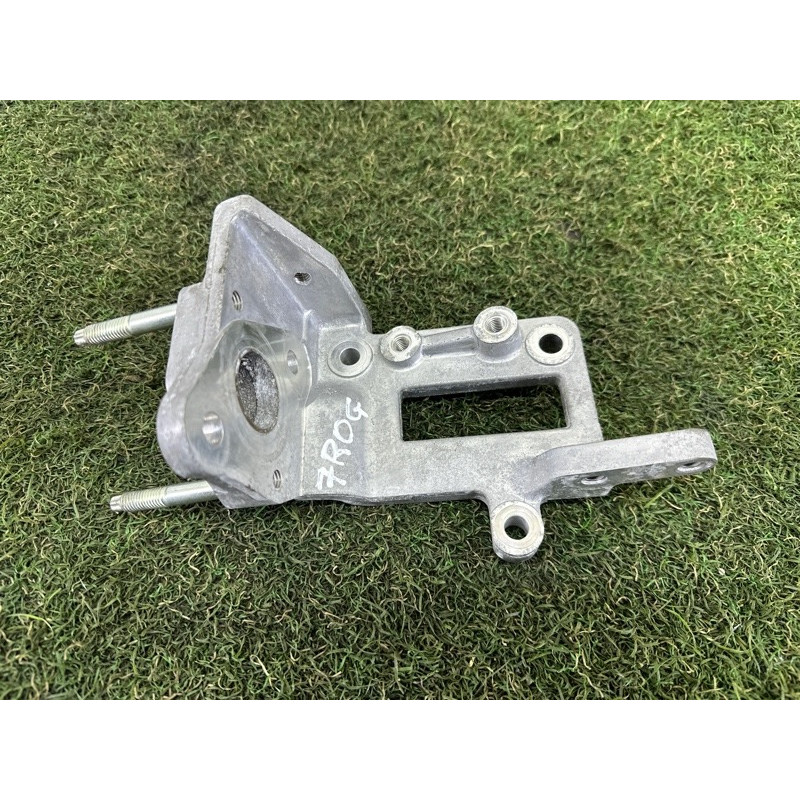 Кронштейн радиатора EGR (кронштейны двигателя) Nissan Rogue T33 2021 2.5 PR25DD 147176CA1A