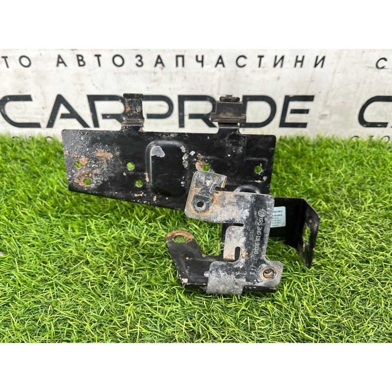 Кронштейн вакуумного клапана (кронштейни двигуна) Volkswagen Amarok 2H 2.0 2H0131563J