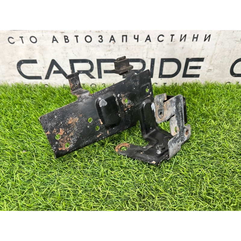 Кронштейн вакуумного клапана (кронштейни двигуна) Volkswagen Amarok 2H 2.0 2H0131563J
