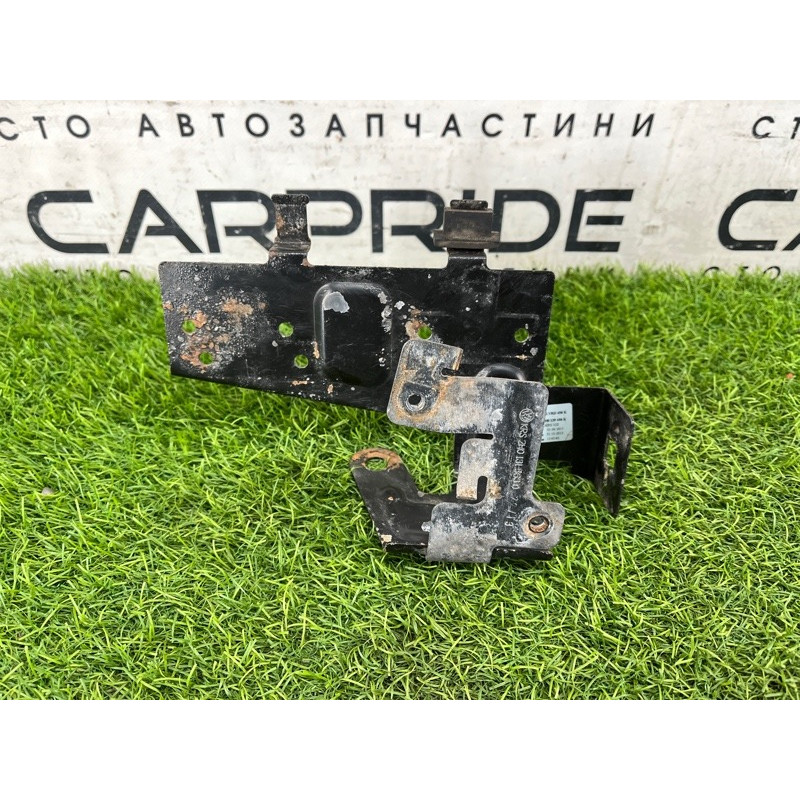 Кронштейн вакуумного клапана (кронштейни двигуна) Volkswagen Amarok 2H 2.0 2H0131563J