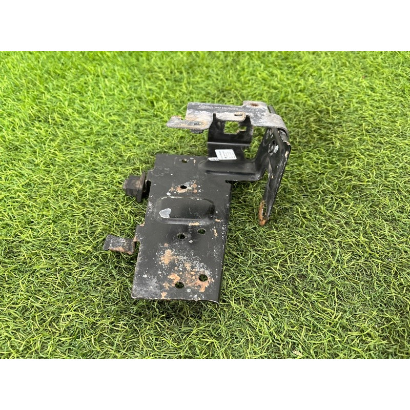 Кронштейн вакуумного клапана (кронштейни двигуна) Volkswagen Amarok 2H 2.0 2H0131563J