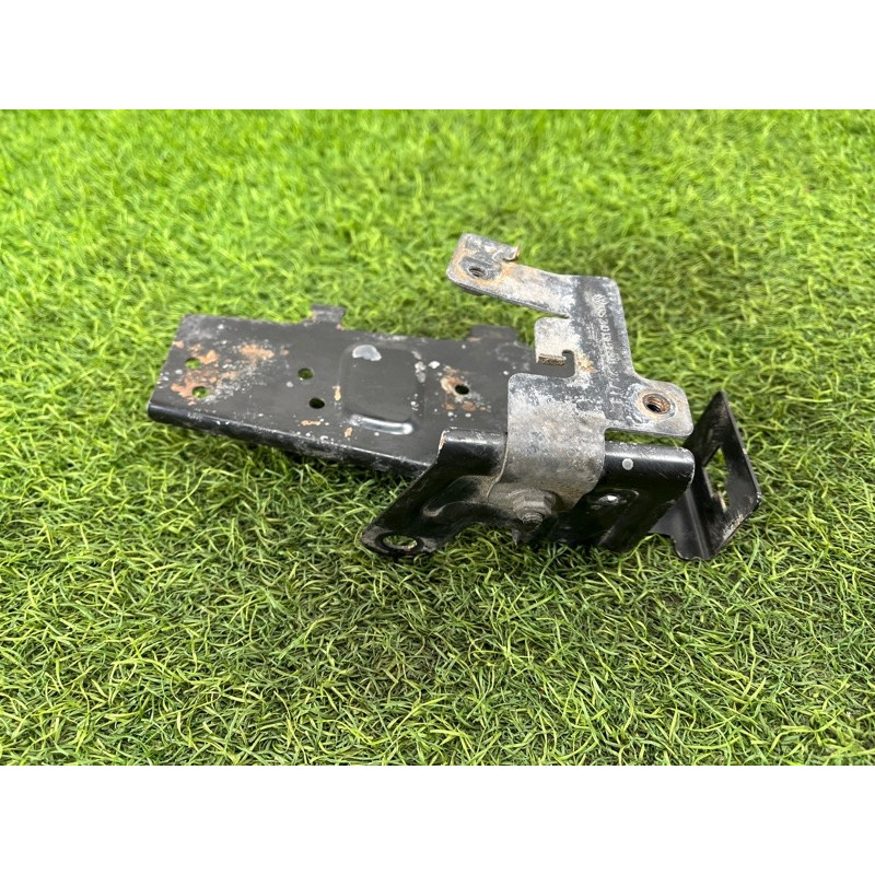 Кронштейн вакуумного клапана (кронштейни двигуна) Volkswagen Amarok 2H 2.0 2H0131563J