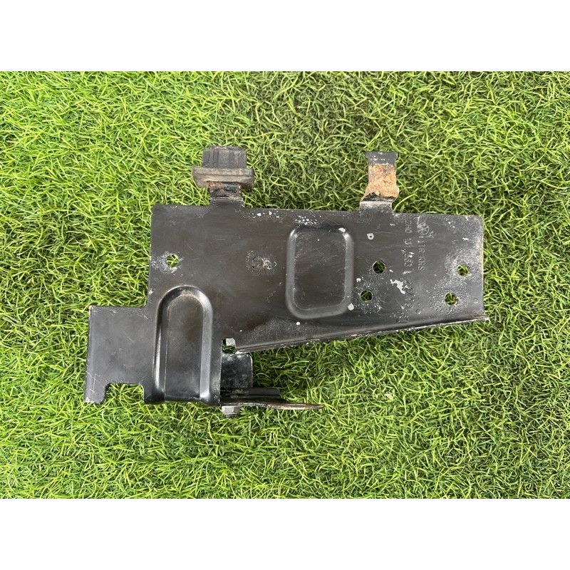 Кронштейн вакуумного клапана (кронштейни двигуна) Volkswagen Amarok 2H 2.0 2H0131563J