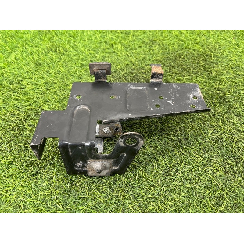 Кронштейн вакуумного клапана (кронштейни двигуна) Volkswagen Amarok 2H 2.0 2H0131563J