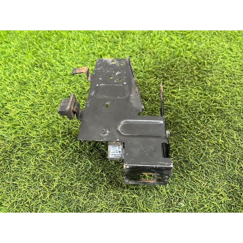Кронштейн вакуумного клапана (кронштейни двигуна) Volkswagen Amarok 2H 2.0 2H0131563J