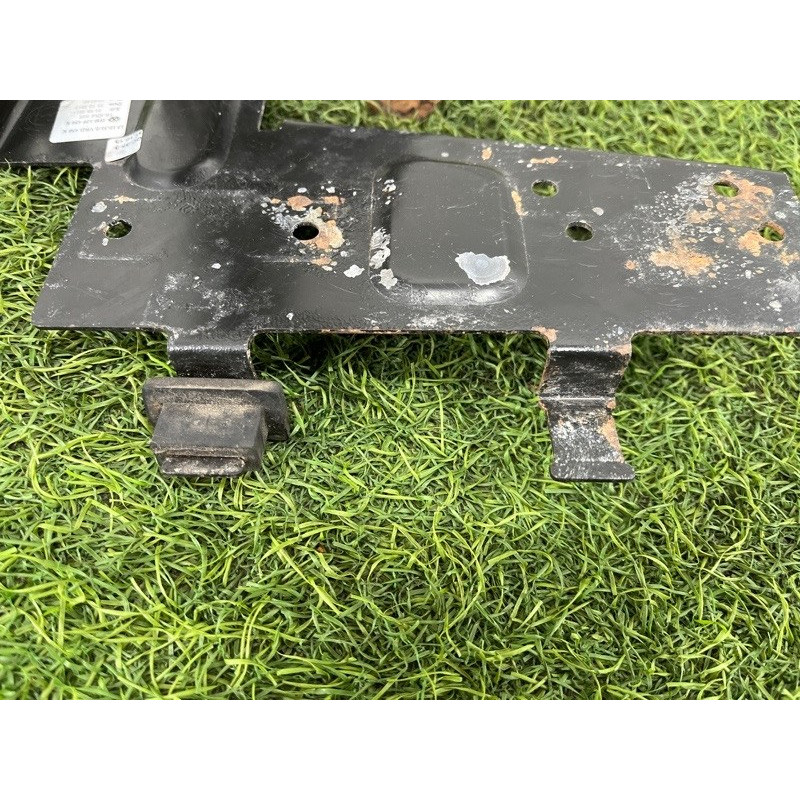 Кронштейн вакуумного клапана (кронштейни двигуна) Volkswagen Amarok 2H 2.0 2H0131563J