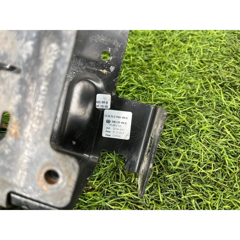 Кронштейн вакуумного клапана (кронштейни двигуна) Volkswagen Amarok 2H 2.0 2H0131563J