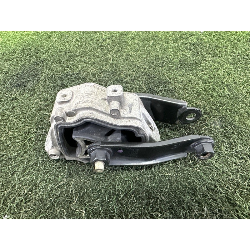 Подушка двигуна (двигатель и элементы) LAND ROVER Range Rover Evoque L538 2015 2.0 LR032311