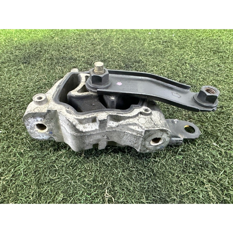 Подушка двигуна (двигатель и элементы) LAND ROVER Range Rover Evoque L538 2015 2.0 LR032311