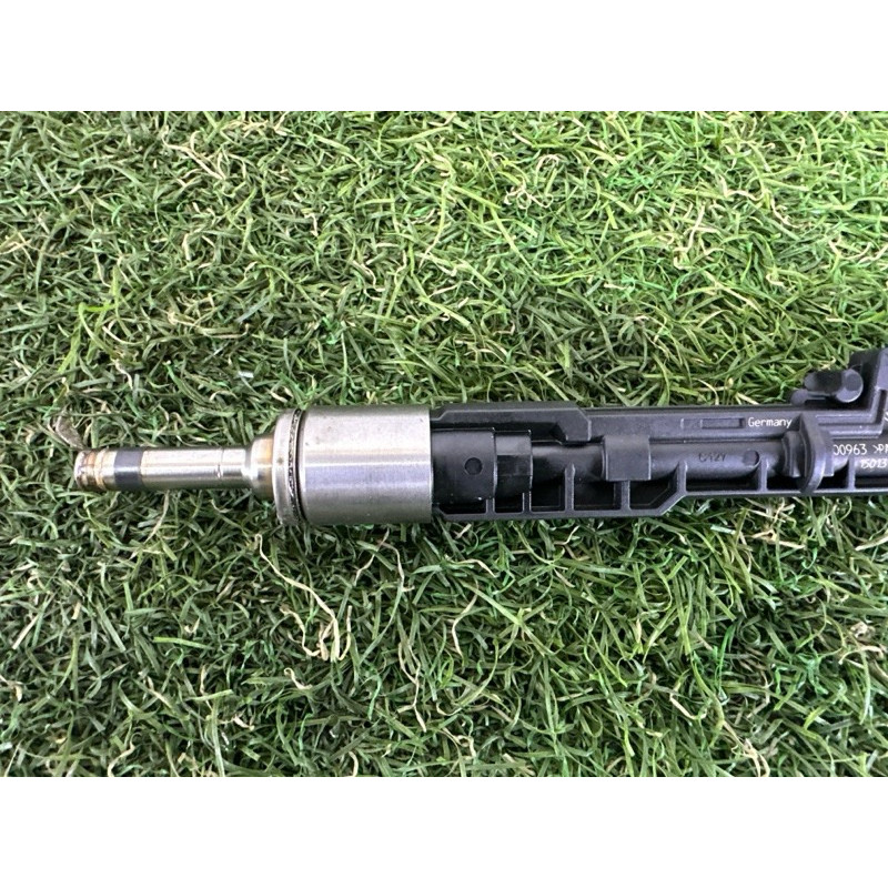 Форсунка топливная (топливная система) BMW X5 F15 2015 3.0 13647639994