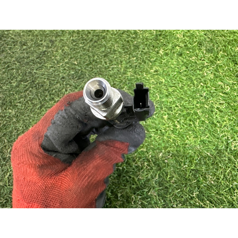 Форсунка топливная (топливная система) BMW X5 F15 2015 3.0 13647639994