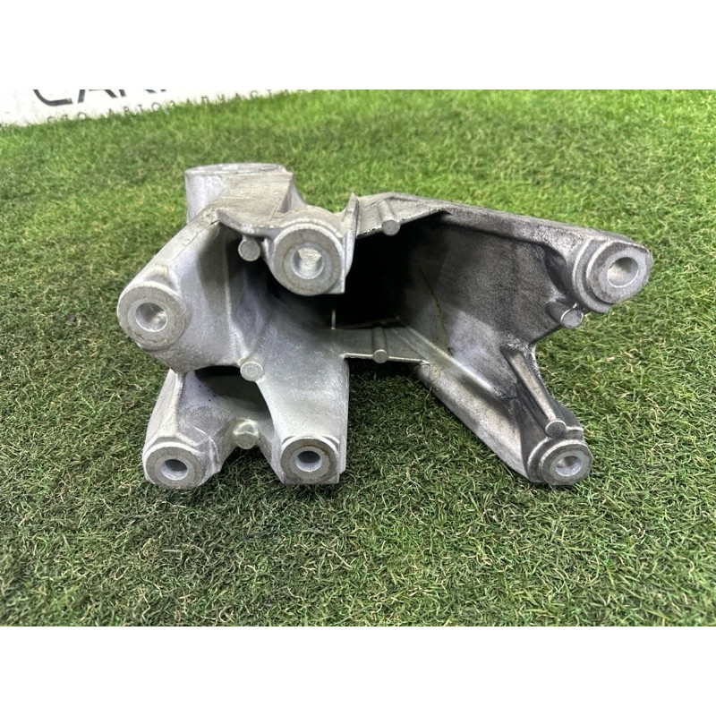 Кріплення подушки двигуна (кронштейни двигуна) Volkswagen Touareg NF 2013 3.6 CGRA 03H199308