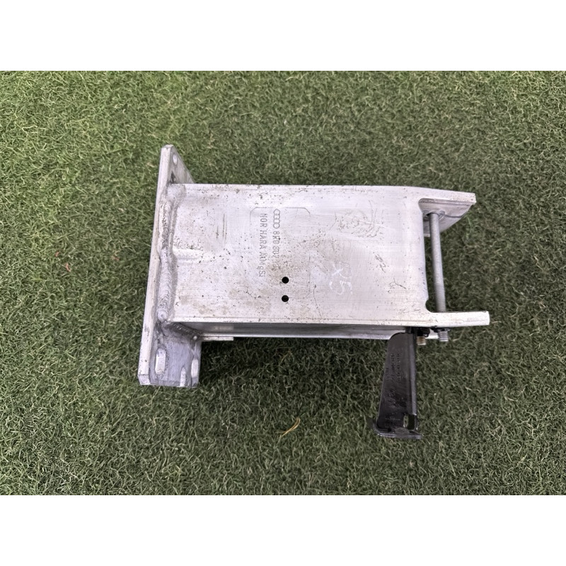 Кронштейн усилителя бампера (стекла и зеркала) AUDI Q5 8R 2012 3.2 8R0807134