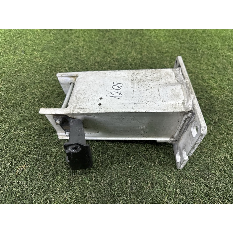 Кронштейн посилювача бампера (скло та дзеркала) AUDI Q5 8R 2012 3.2 8R0807133