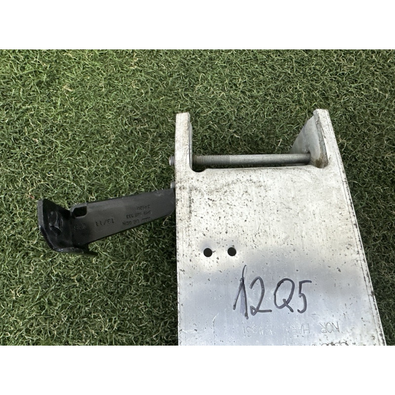 Кронштейн посилювача бампера (скло та дзеркала) AUDI Q5 8R 2012 3.2 8R0807133