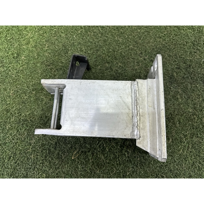 Кронштейн посилювача бампера (скло та дзеркала) AUDI Q5 8R 2012 3.2 8R0807133