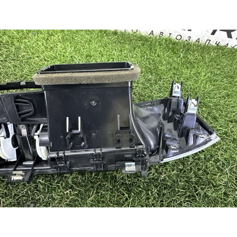 Центральный дефлектор салона (салон) BMW X1 F48 2016 2.0 51459347745