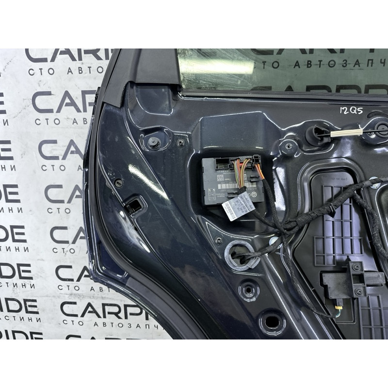 Дверь (наружные элементы кузова) AUDI Q5 8R 2012 3.2 8R0833051B