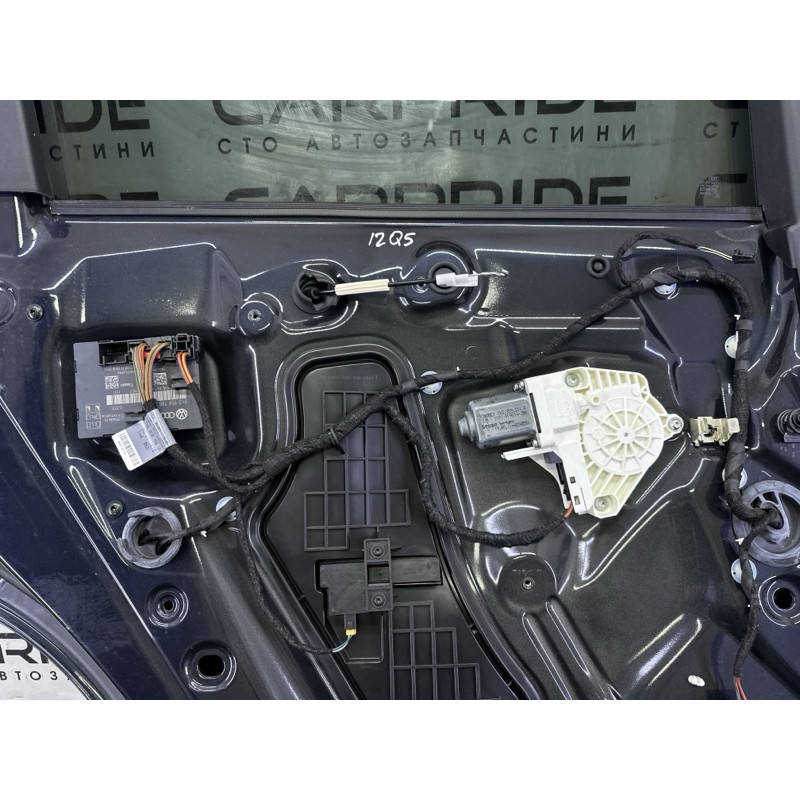 Дверь (наружные элементы кузова) AUDI Q5 8R 2012 3.2 8R0833051B