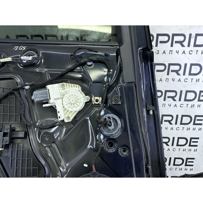 Дверь (наружные элементы кузова) AUDI Q5 8R 2012 3.2 8R0833051B