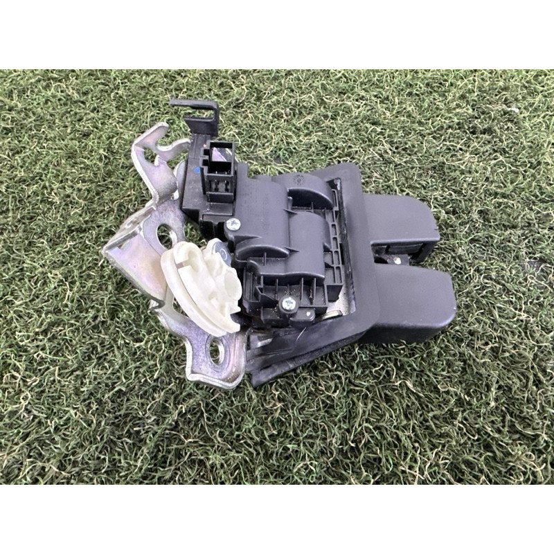 Замок багажника (кузов и элементы) AUDI Q5 8R 2012 3.2 8R0827505