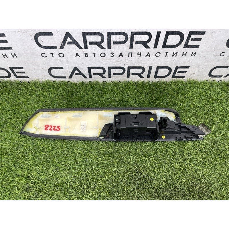 Подлокотник (салон) Volkswagen Touareg NF 2012 3.0 Hybrid CGFA 7P6868139DK84