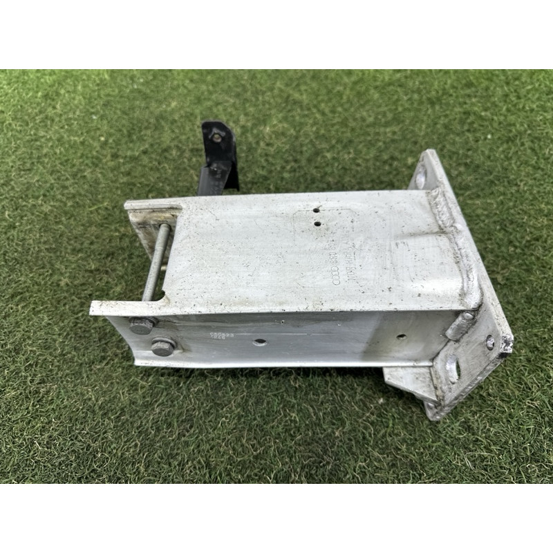 Кронштейн посилювача бампера (скло та дзеркала) AUDI Q5 8R 2012 3.2 8R0807134