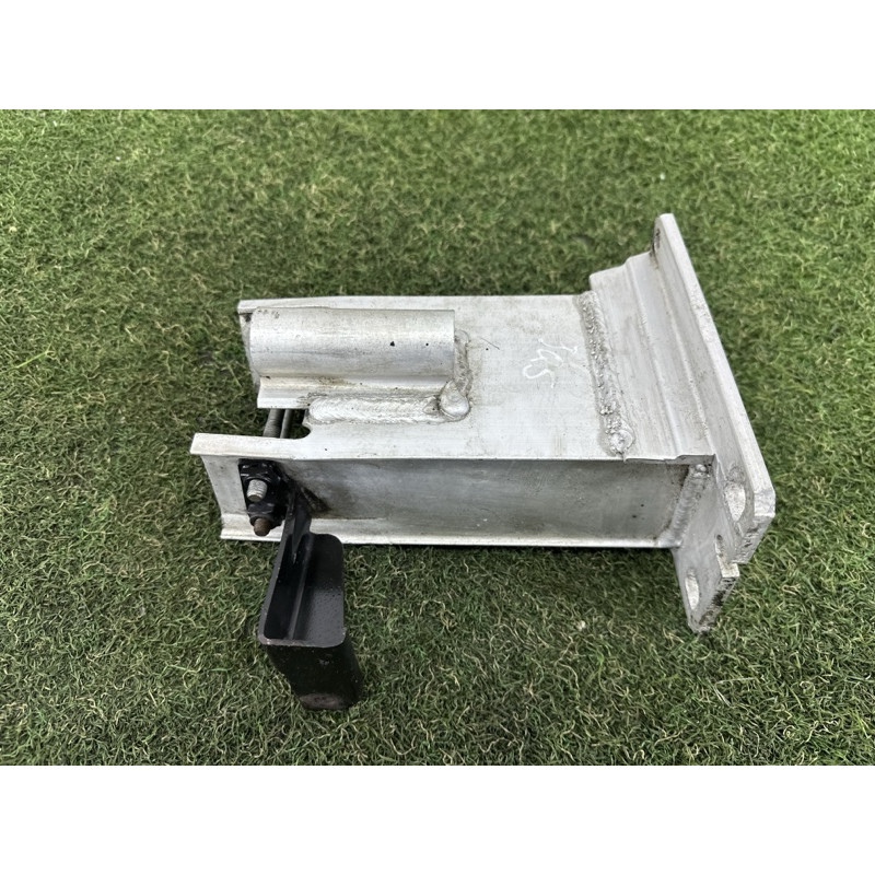 Кронштейн посилювача бампера (скло та дзеркала) AUDI Q5 8R 2012 3.2 8R0807134