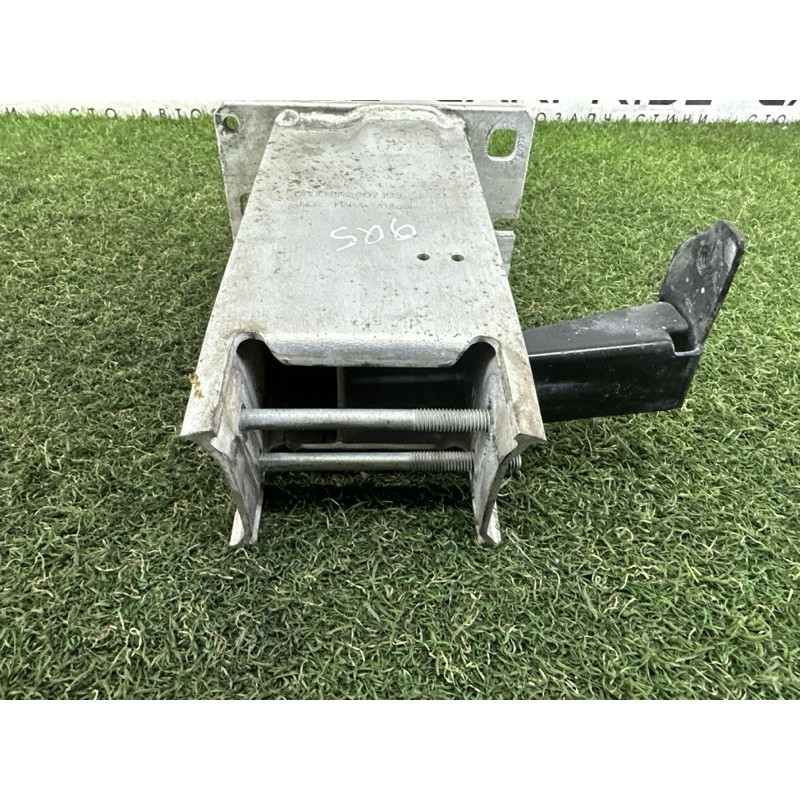 Кронштейн посилювача бампера (скло та дзеркала) AUDI Q5 8R 2012 3.2 8R0807133