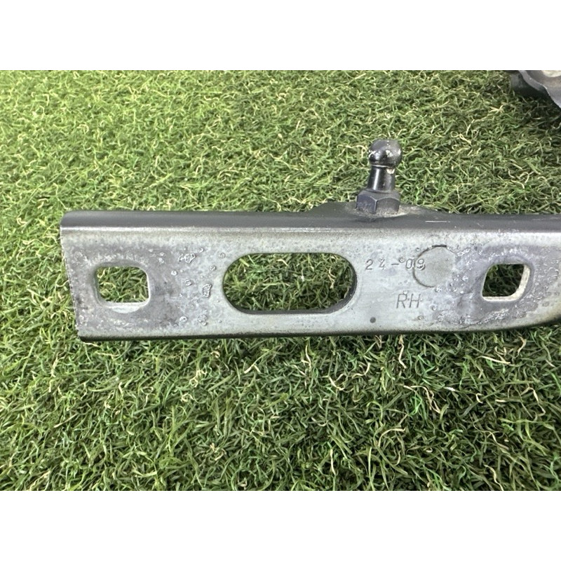 Петля капота (кузов і елементи) AUDI Q5 8R 2010 3.2 CALB 8R0823302A