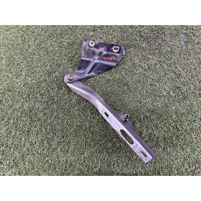 Петля капота (кузов и элементы) AUDI Q5 8R 2010 3.2 CALB 8R0823301A