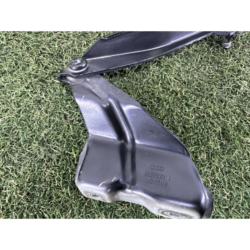 Петля капота (кузов и элементы) AUDI Q5 8R 2010 3.2 CALB 8R0823301A
