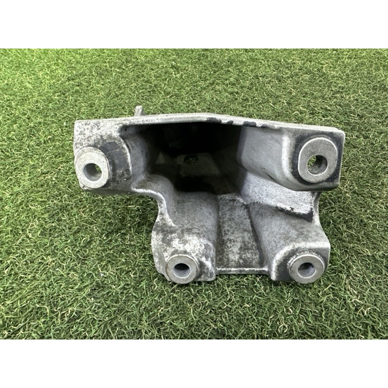 Кронштейн двигуна (кронштейни двигуна) Volkswagen Touareg NF 2012 3.0 TDI 7L6199308D