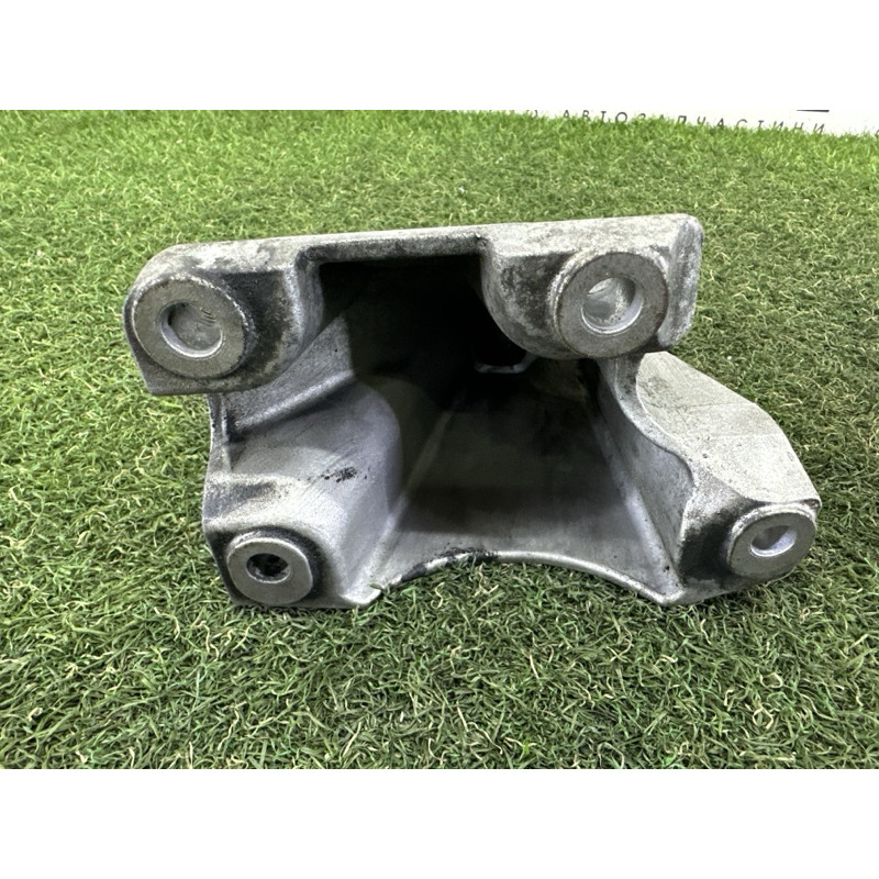 Кронштейн двигуна (кронштейни двигуна) Volkswagen Touareg NF 2012 3.0 TDI 7L6199308D