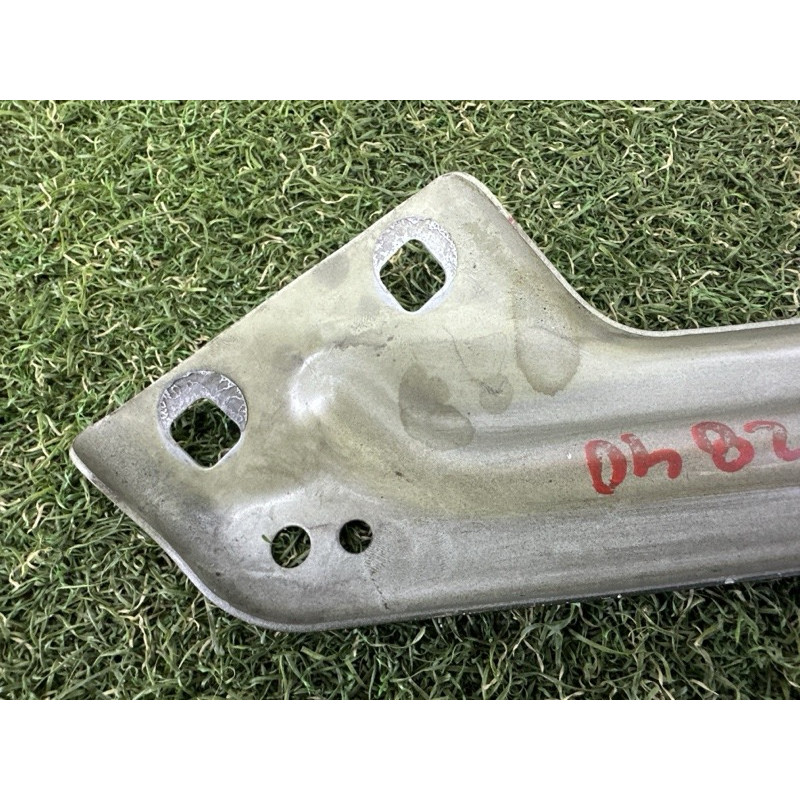 Крепление крыла (кузов и элементы) AUDI Q5 8R 2012 3.2 8R0821136