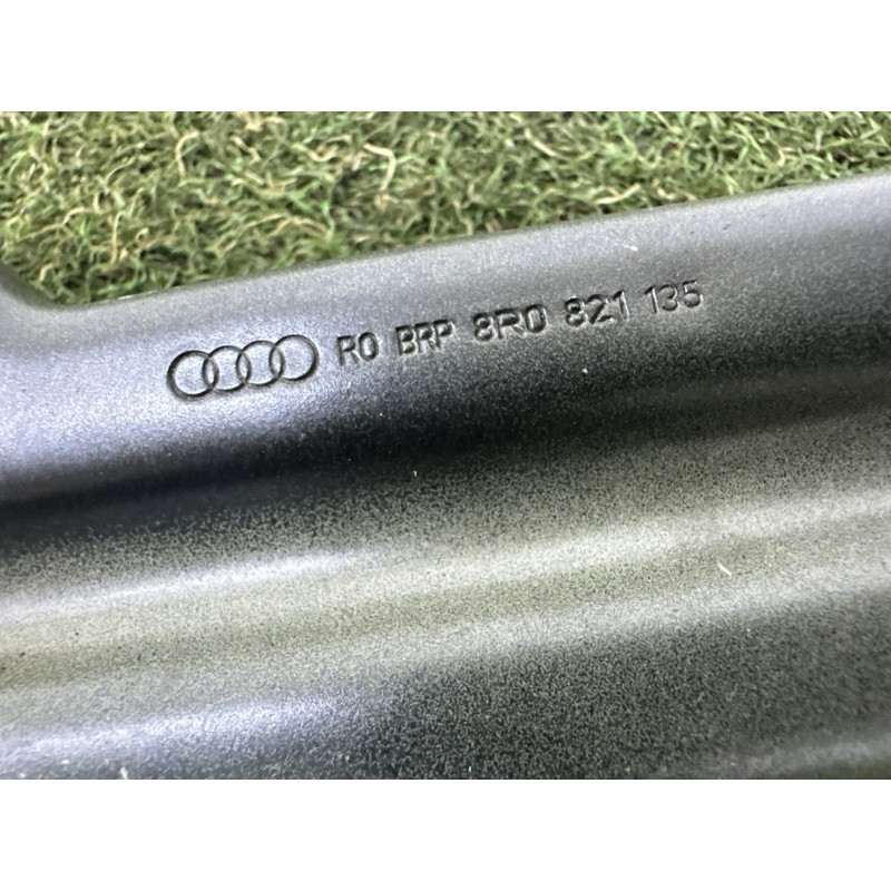 Кріплення крила (кузов і елементи) AUDI Q5 8R 2012 3.2 8R0821135