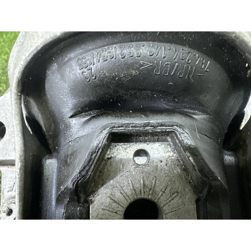 Подушка двигуна (двигун та елементи) AUDI Q5 8R 2012 3.2 8R0199381AM