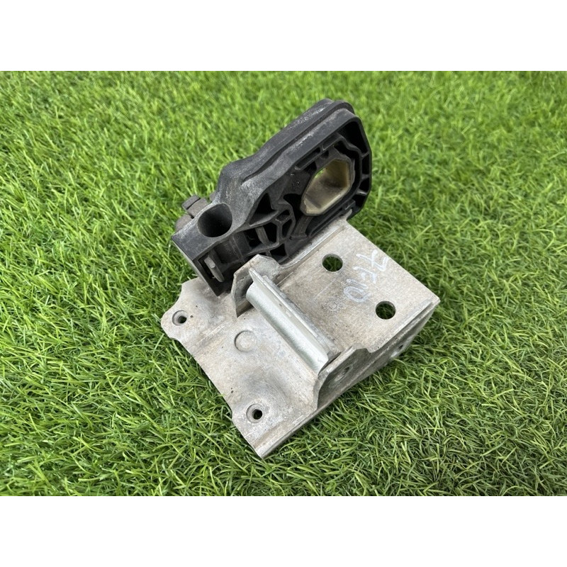 Крепление радиатора (кузов и элементы) BMW 5-series F10 2011 2.0 N47N 51117186513